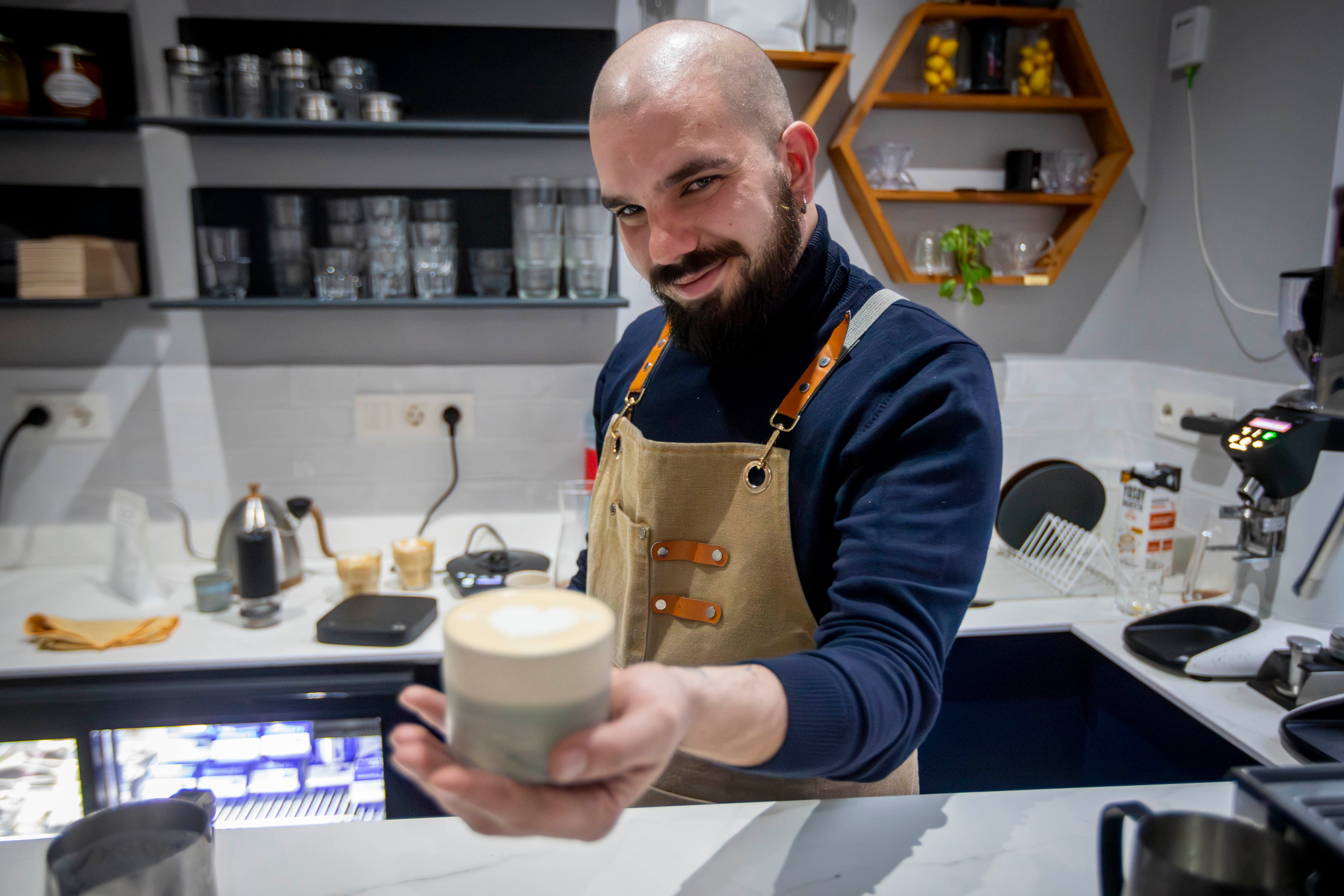 Imagen secundaria 2 - El café, desde la máquina hasta el cliente a través de las manos del mejor barista de Andalucía.