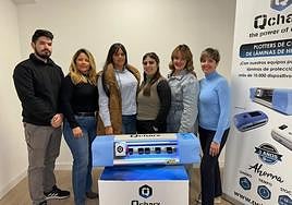 El equipo de Charx Internacional muestra su impresora de corte de láminas de gel para smartphone que expondrán como innovación tecnológica en el MWC 2024.