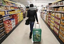 Imagen de archivo de una clienta en un supermercado.