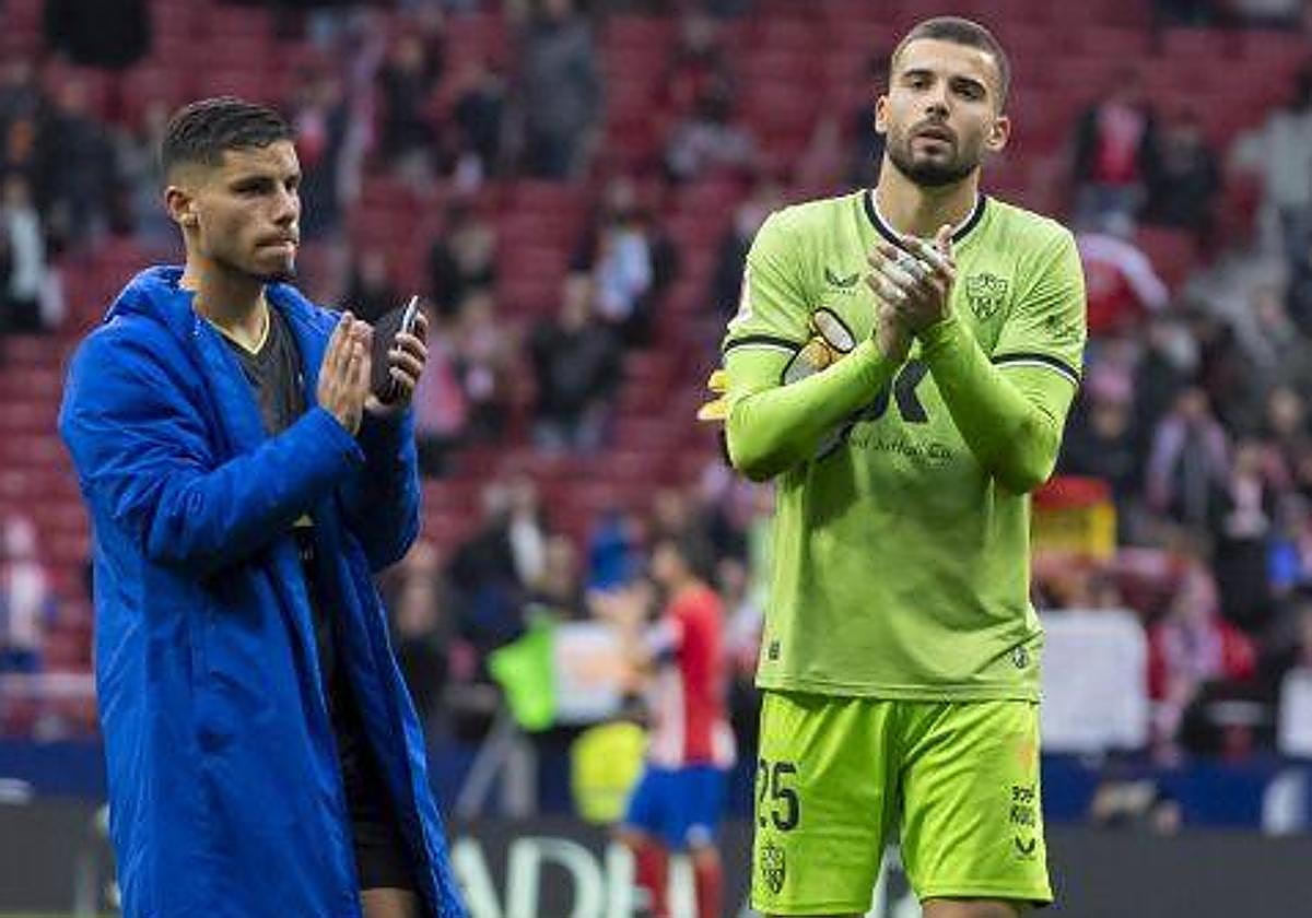 Lucas Robertone y Luis Maximiano aplauden a la afición de la UDA que se desplazó al Metropolitano.