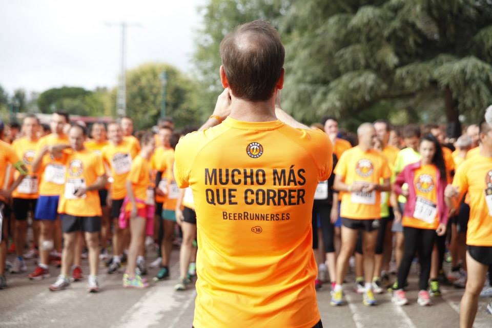 Imagen principal - Arriba, David hace una foto a un grupo de corredores en España. En un entrenamiento en Filadelfia la pasada Navidad. Solo, con la cerveza dedicada al profesor.