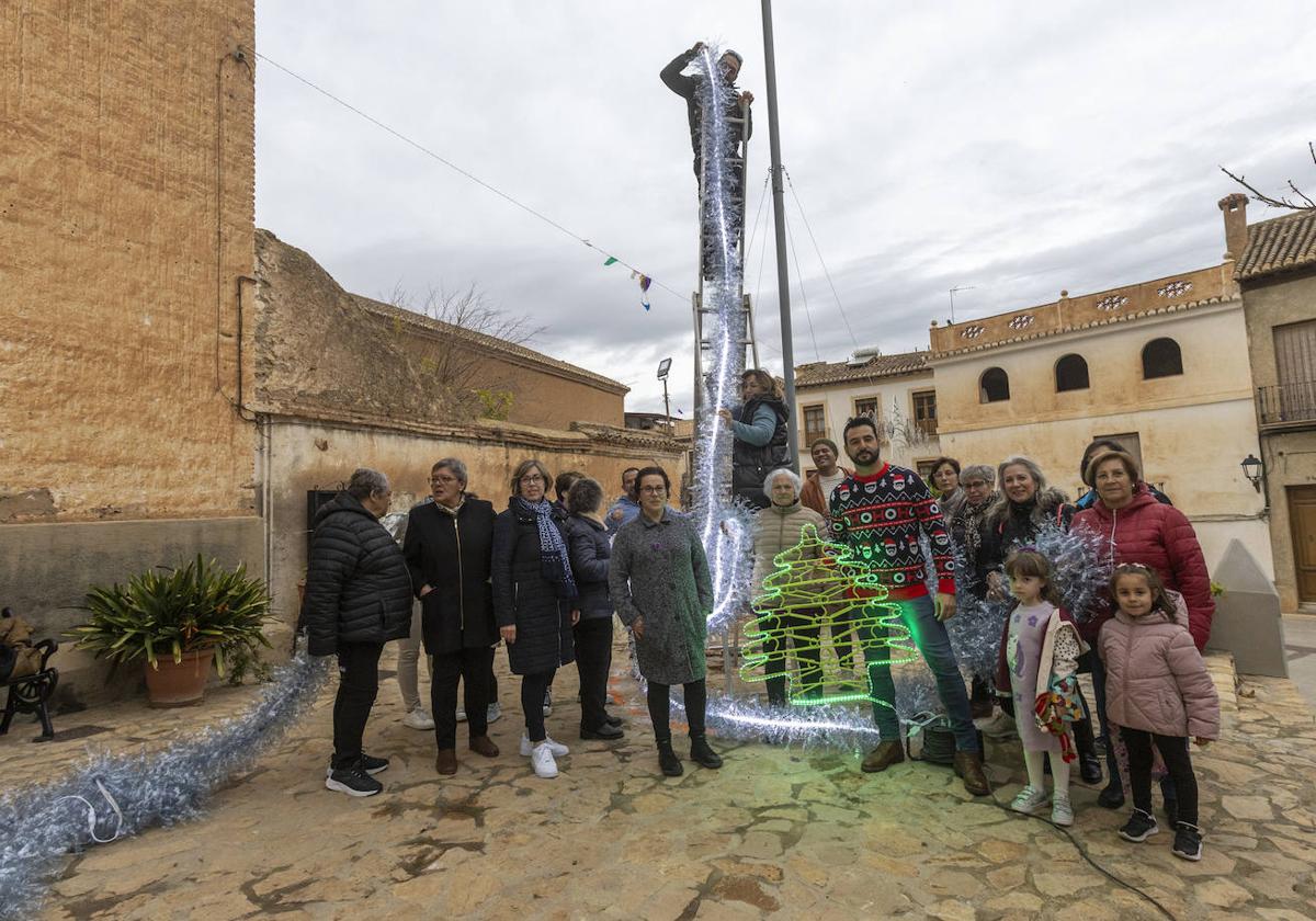 El inicio del montaje del abeto en la plaza, con algunos de sus artífices.