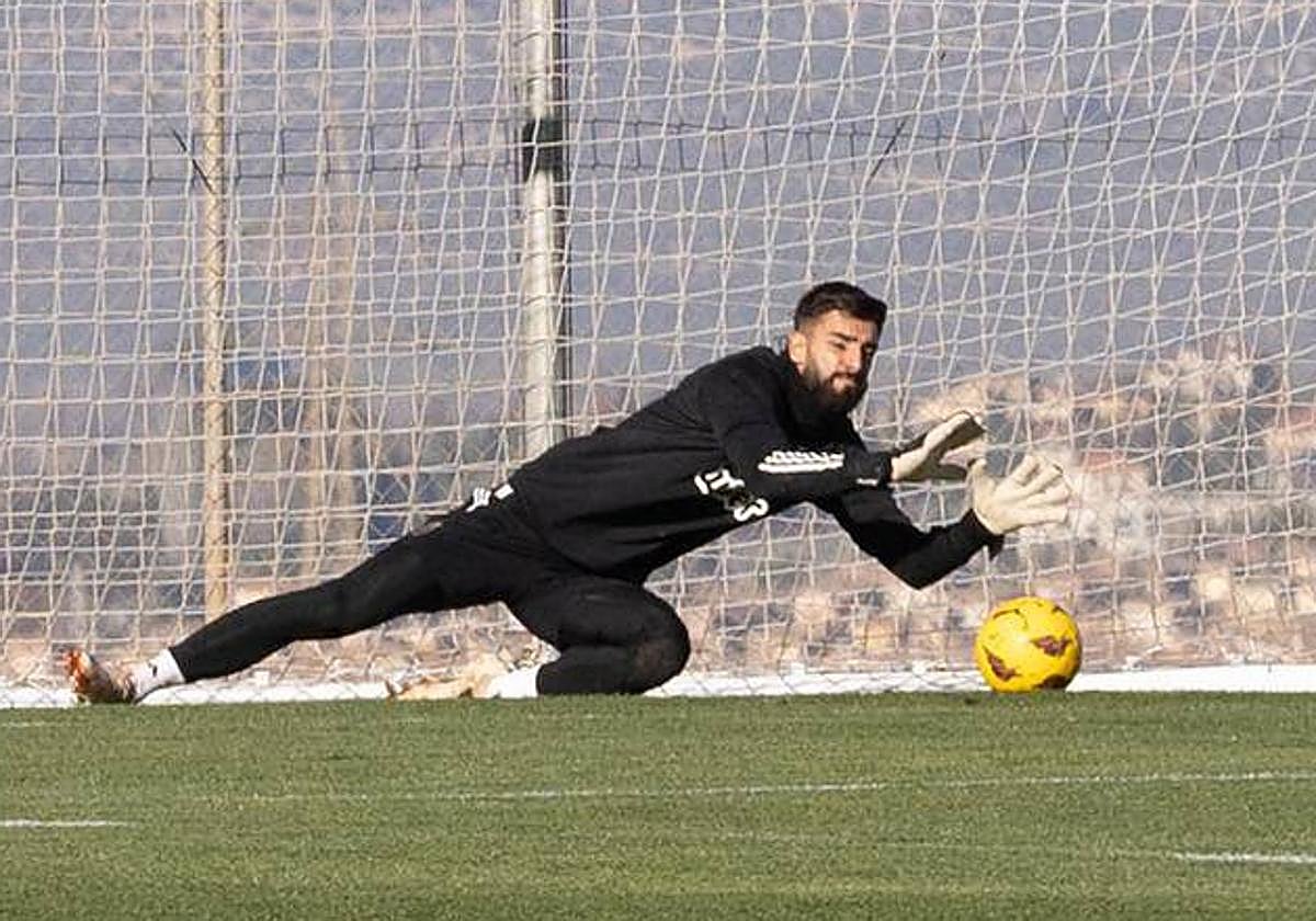 Ferreira se estira en una parada.