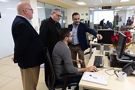 El arzobispo de Granada, en las instalaciones de IDEAL.