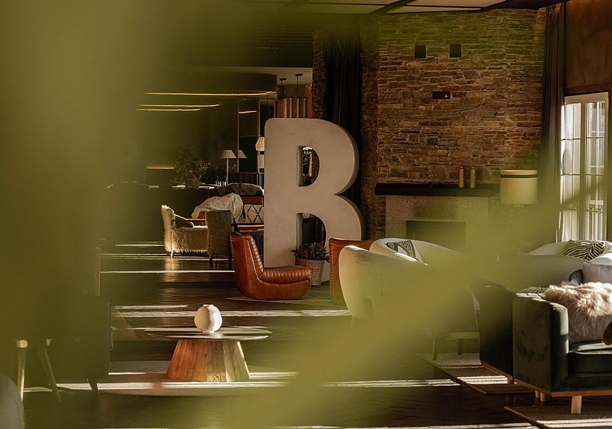 Dos esquiadores se relajan en la terraza del club en Sierra Nevada.