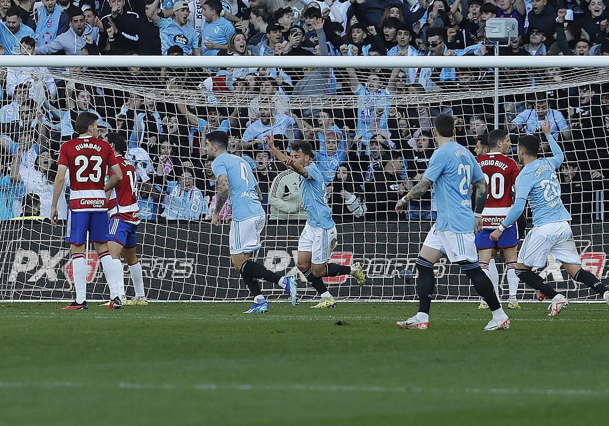 El Celta celebra su gol ante los rojiblancos.