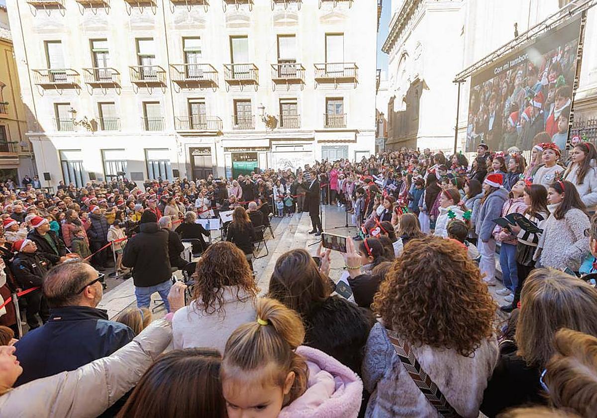 Un momento del acto en la plaza de las Pasiegas.