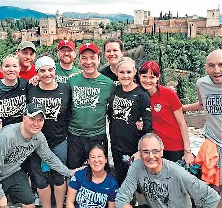 Los Fishtown Beer Runners en Granada. En el centro, con gorra roja, David N. April. Abajo a la derecha, con gafas, el catedrático Manuel Castillo.