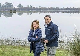La ministra Teresa Ribera y Juanma Moreno, en Doñana.
