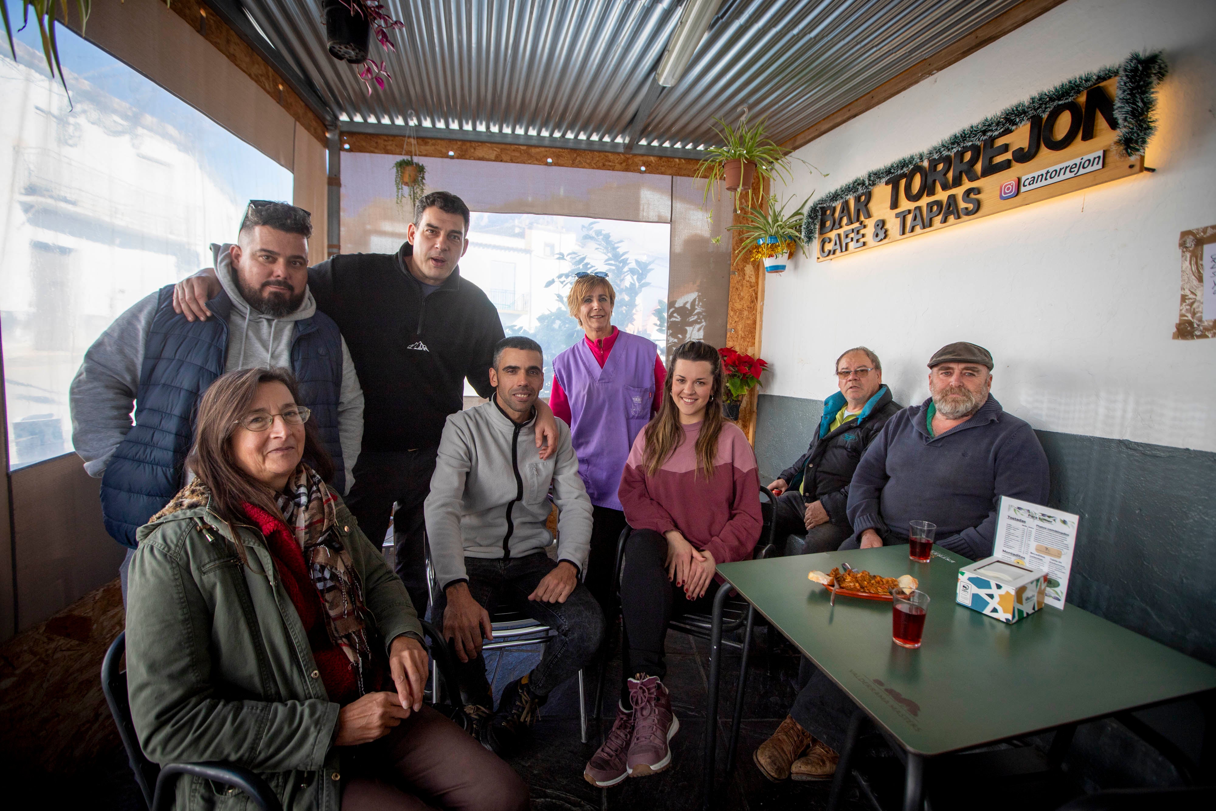 Imagen principal - Yátor sonríe por Navidad en el bar de Noelia y Kevin.