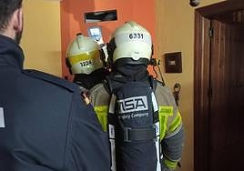 Bomberos sofocando el incendio en una chimenea.