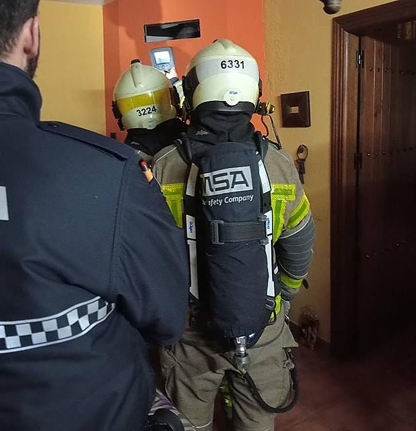 Bomberos sofocando el incendio en una chimenea.