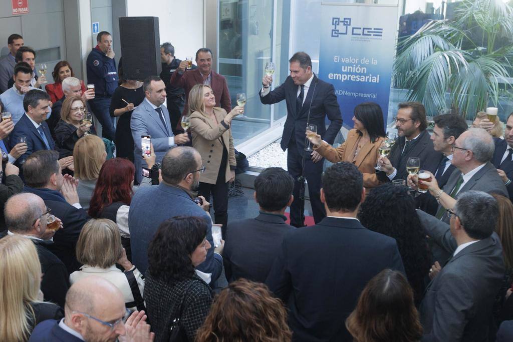 Cuerva brinda por la valentía en la tradicional copa de Navidad de las Cámaras y la CGE.