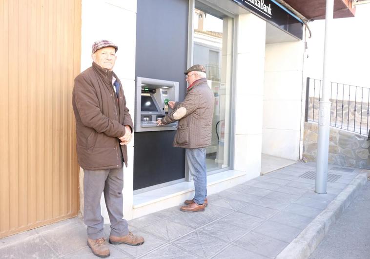 Granada lucha contra la exclusión financiera tras abrir 18 oficinas en pueblos pequeños en un lustro