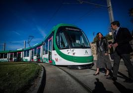 José María Rivera y Rocío Díaz, frente a la unidad estacionada en las cocheras del metro.