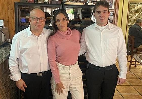 India Martínez posa junto a los trabajadores del Asador Espadín.