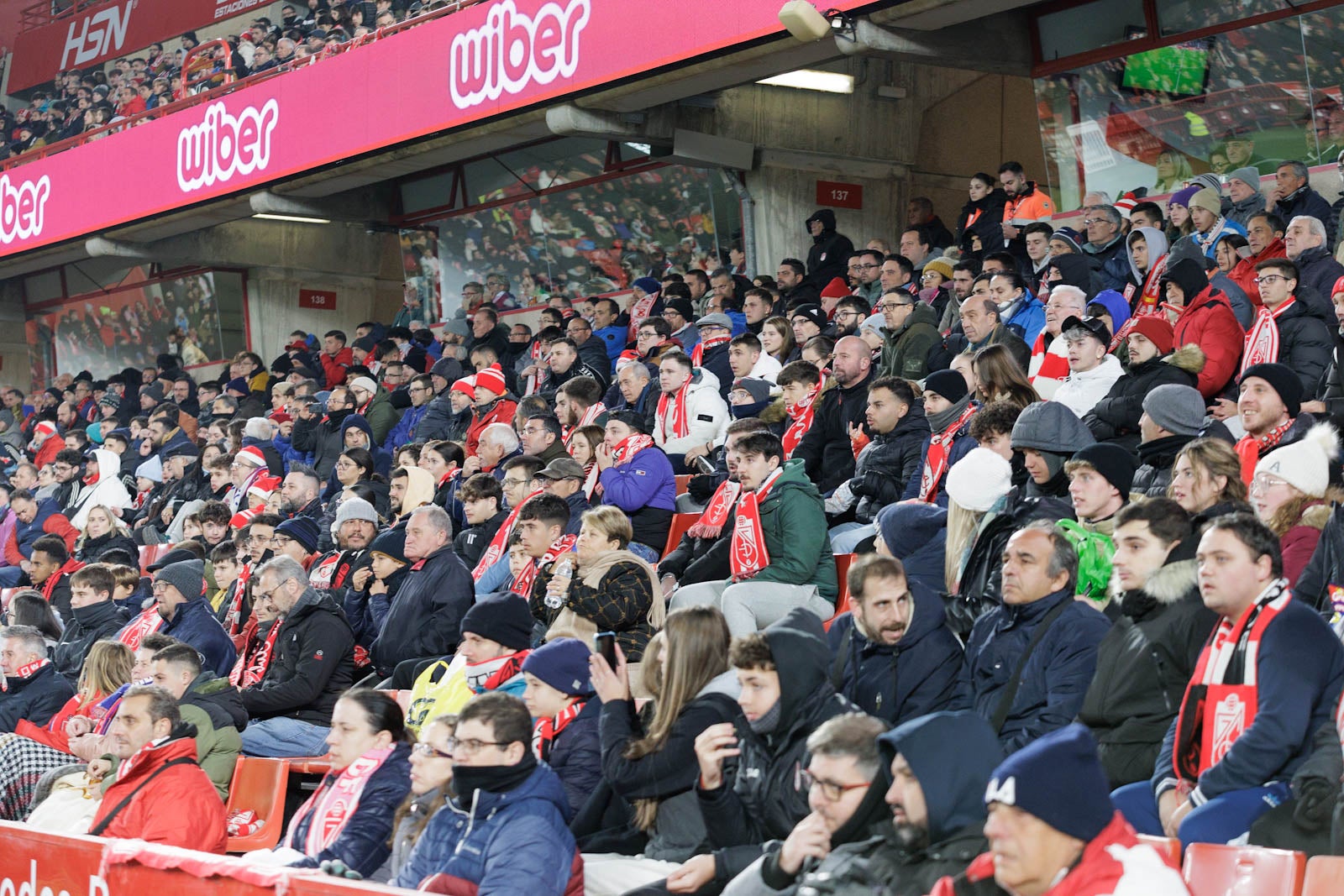 Encuéntrate en la grada en el Granada-Sevilla