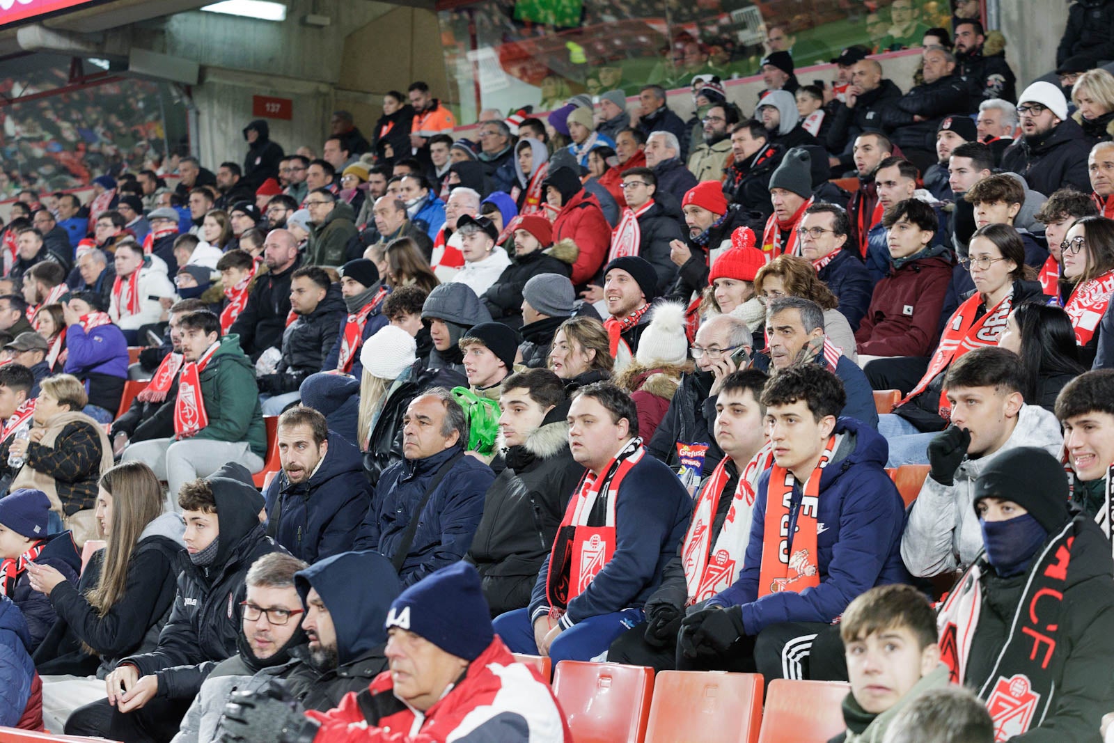 Encuéntrate en la grada en el Granada-Sevilla