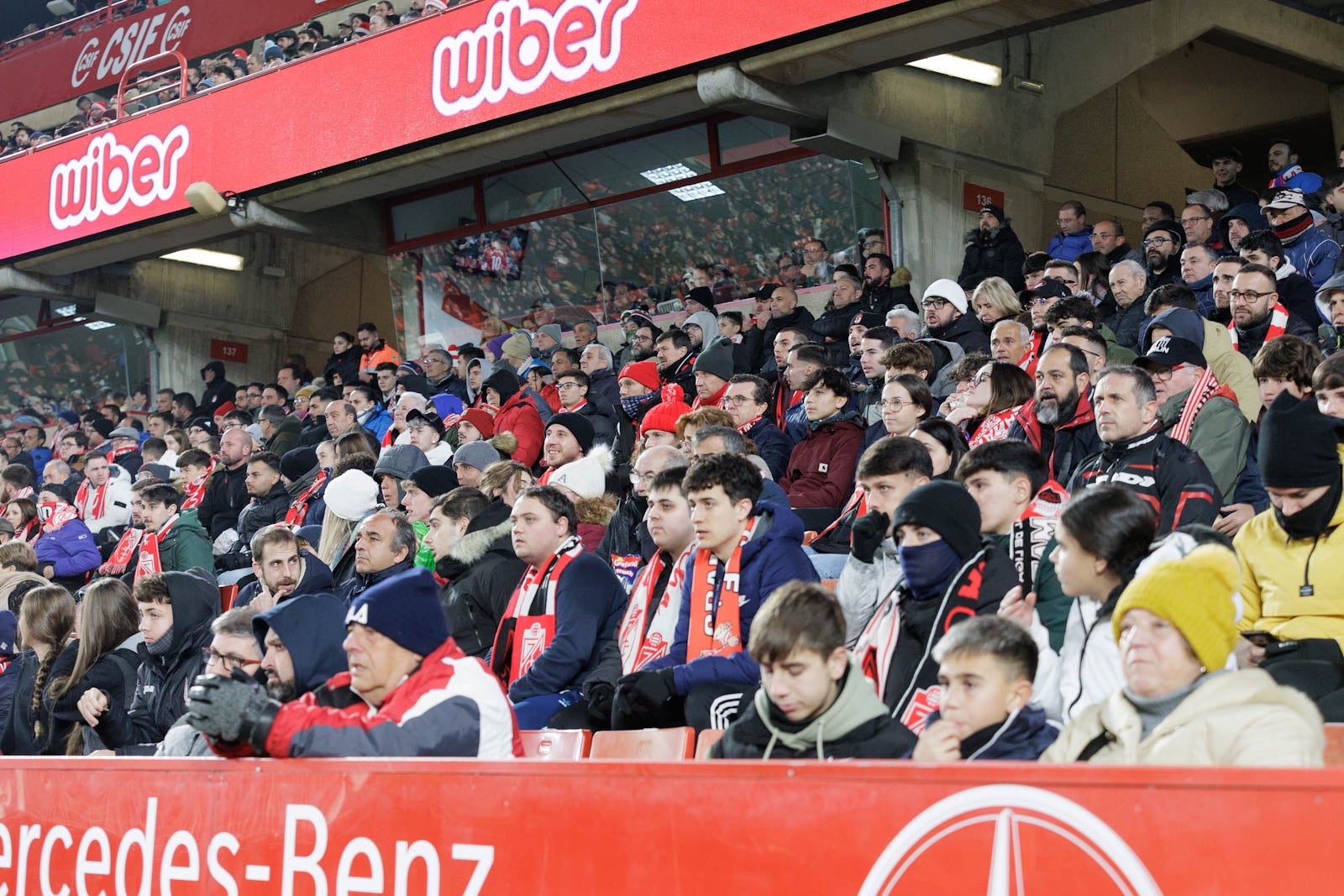 Encuéntrate en la grada en el Granada-Sevilla
