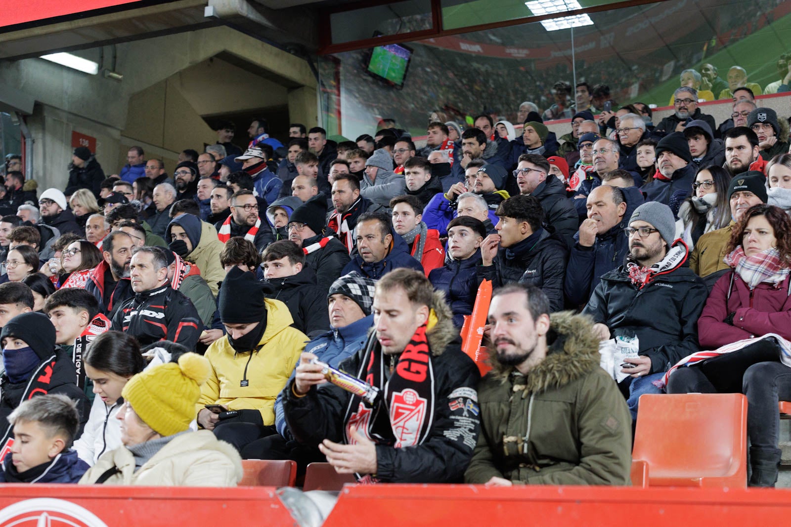 Encuéntrate en la grada en el Granada-Sevilla