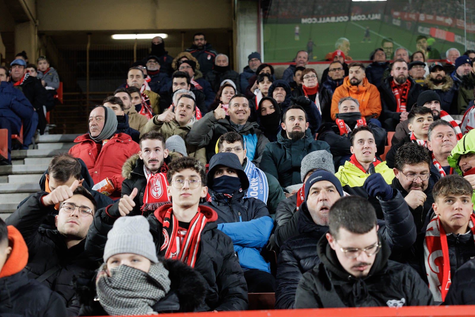 Encuéntrate en la grada en el Granada-Sevilla