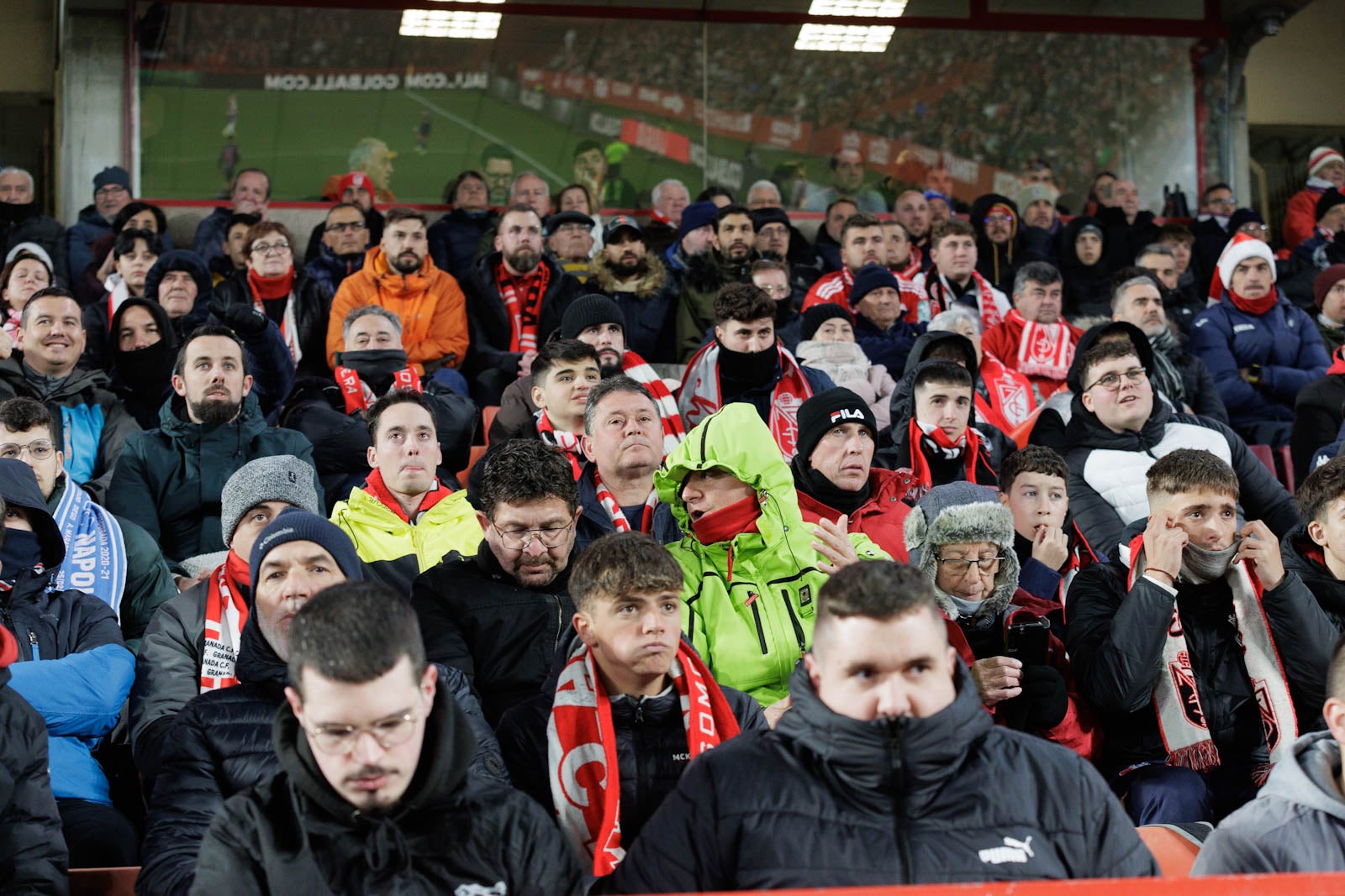 Encuéntrate en la grada en el Granada-Sevilla