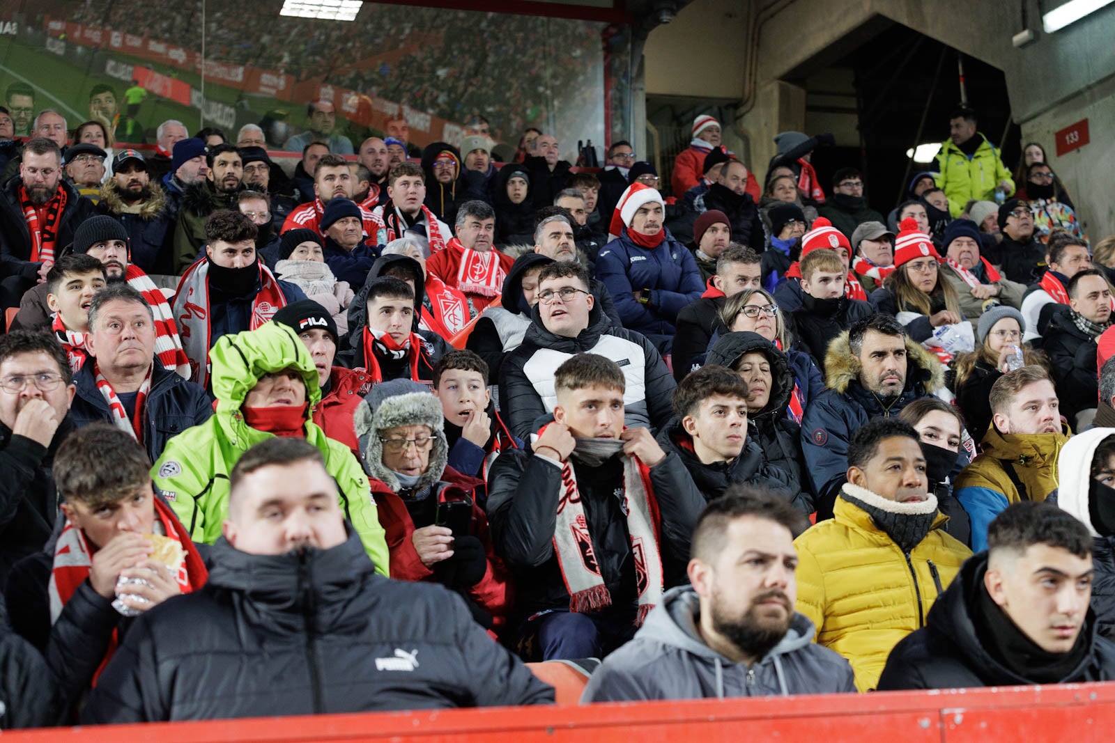 Encuéntrate en la grada en el Granada-Sevilla