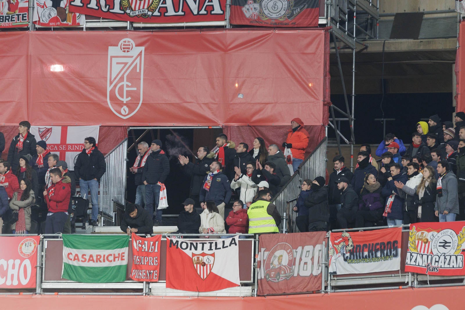 Encuéntrate en la grada en el Granada-Sevilla