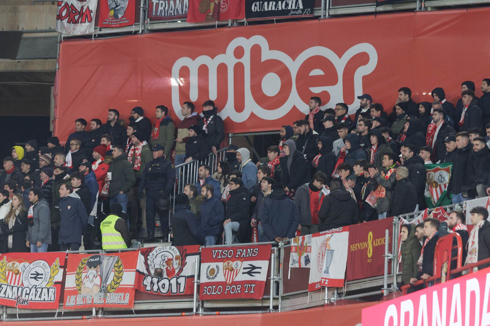 Encuéntrate en la grada en el Granada-Sevilla