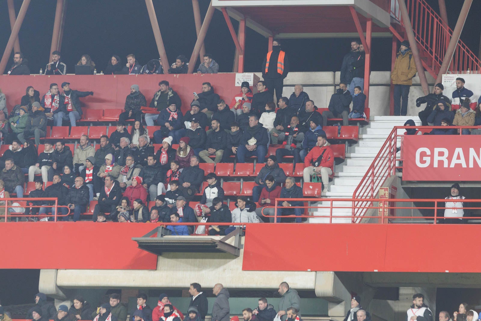 Encuéntrate en la grada en el Granada-Sevilla