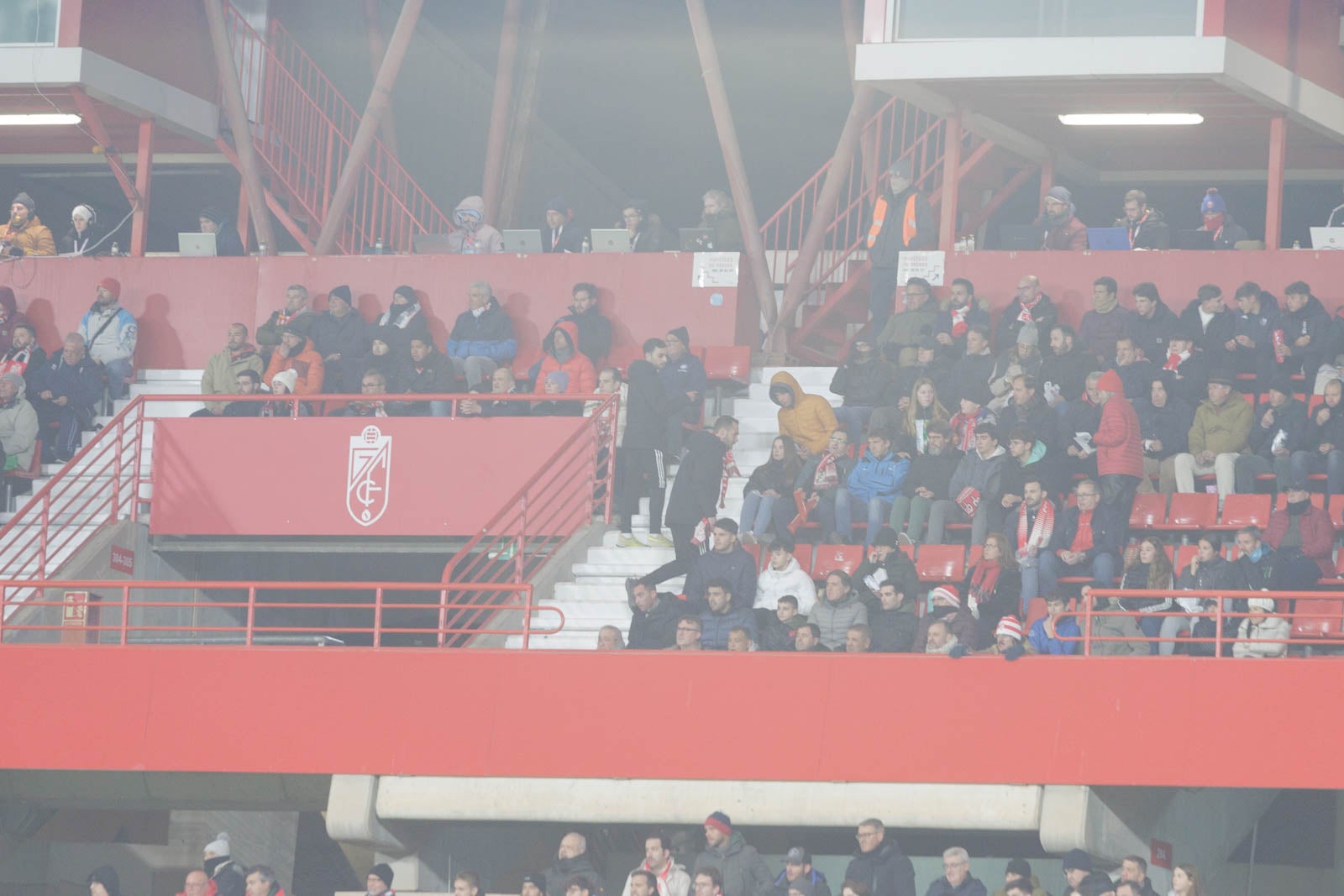 Encuéntrate en la grada en el Granada-Sevilla