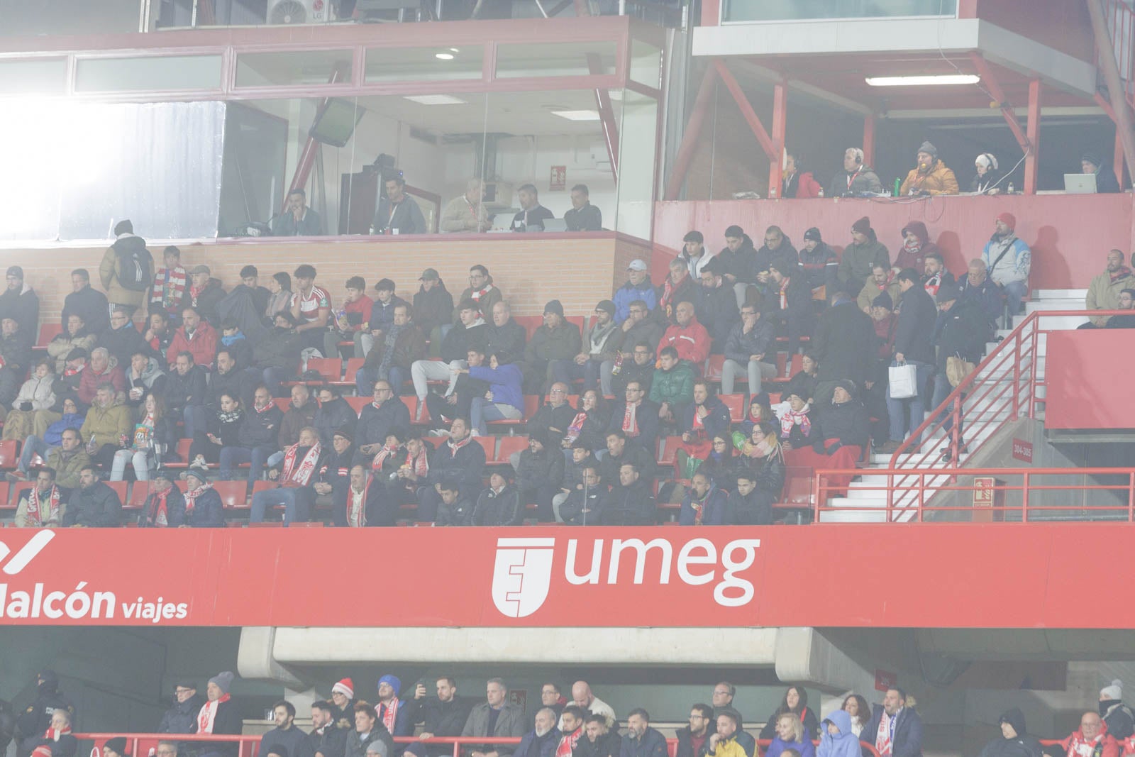 Encuéntrate en la grada en el Granada-Sevilla