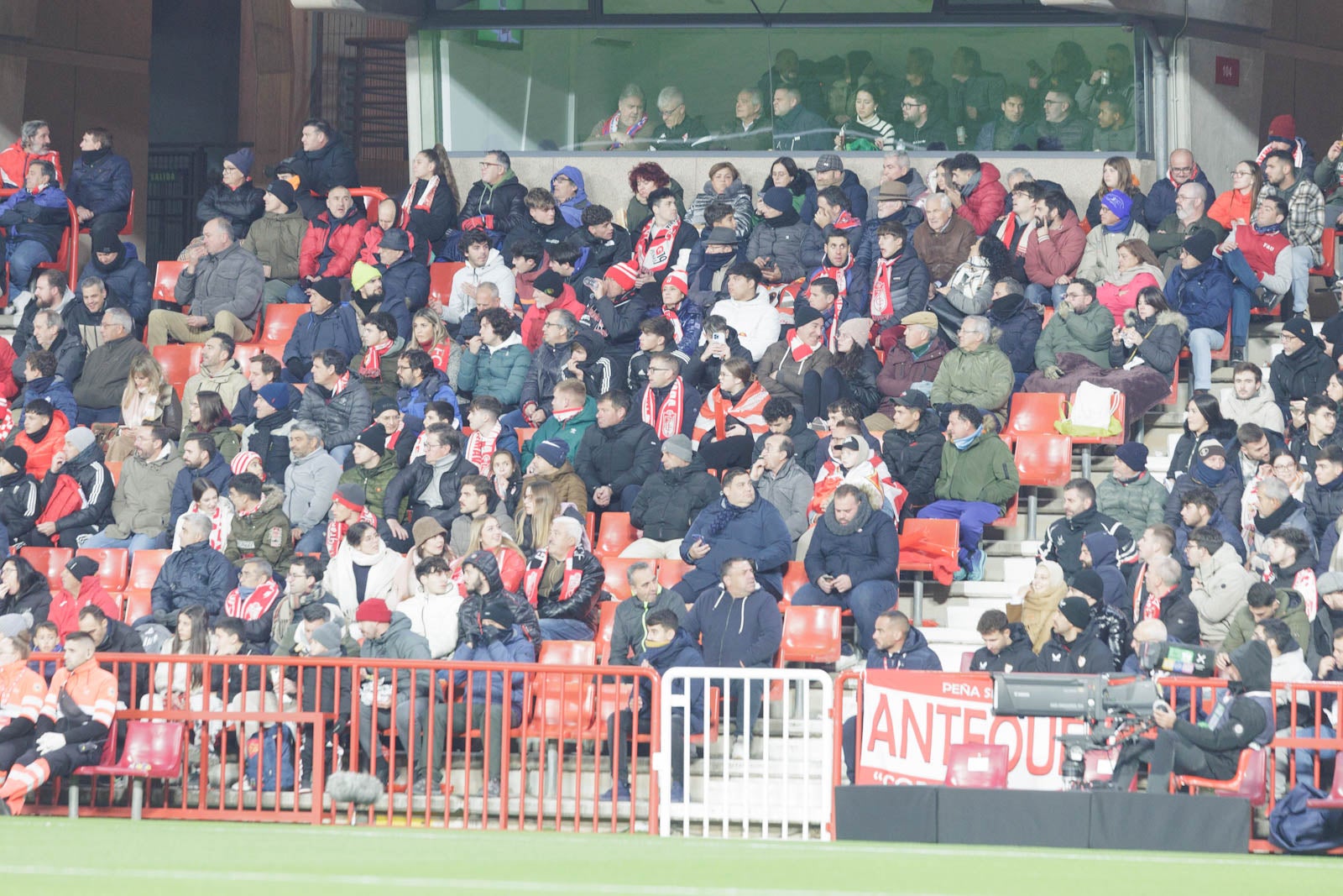 Encuéntrate en la grada en el Granada-Sevilla