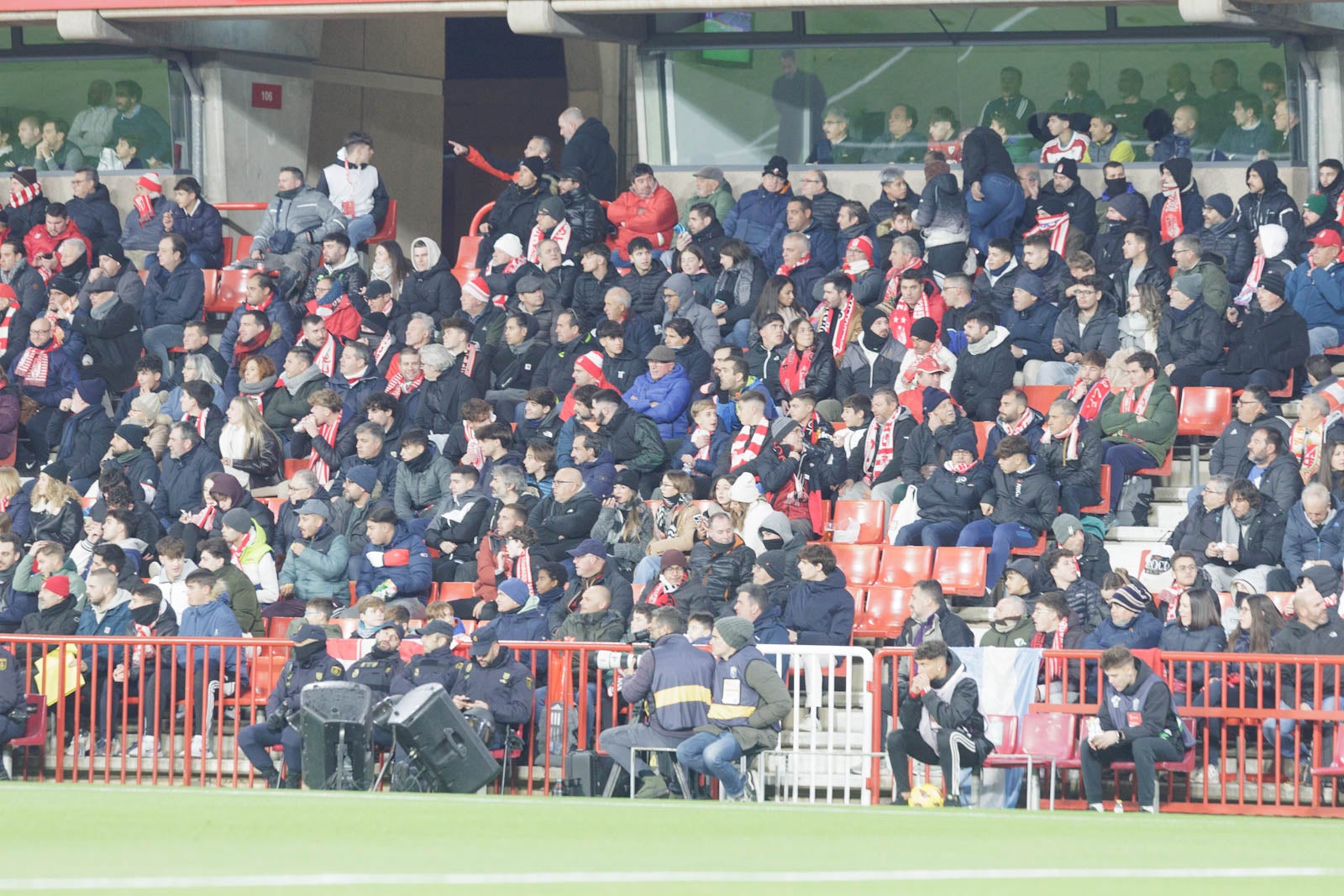 Encuéntrate en la grada en el Granada-Sevilla