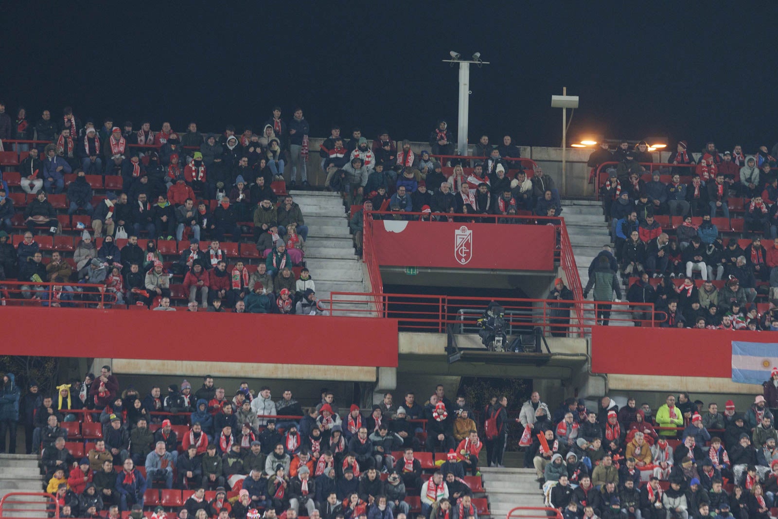 Encuéntrate en la grada en el Granada-Sevilla