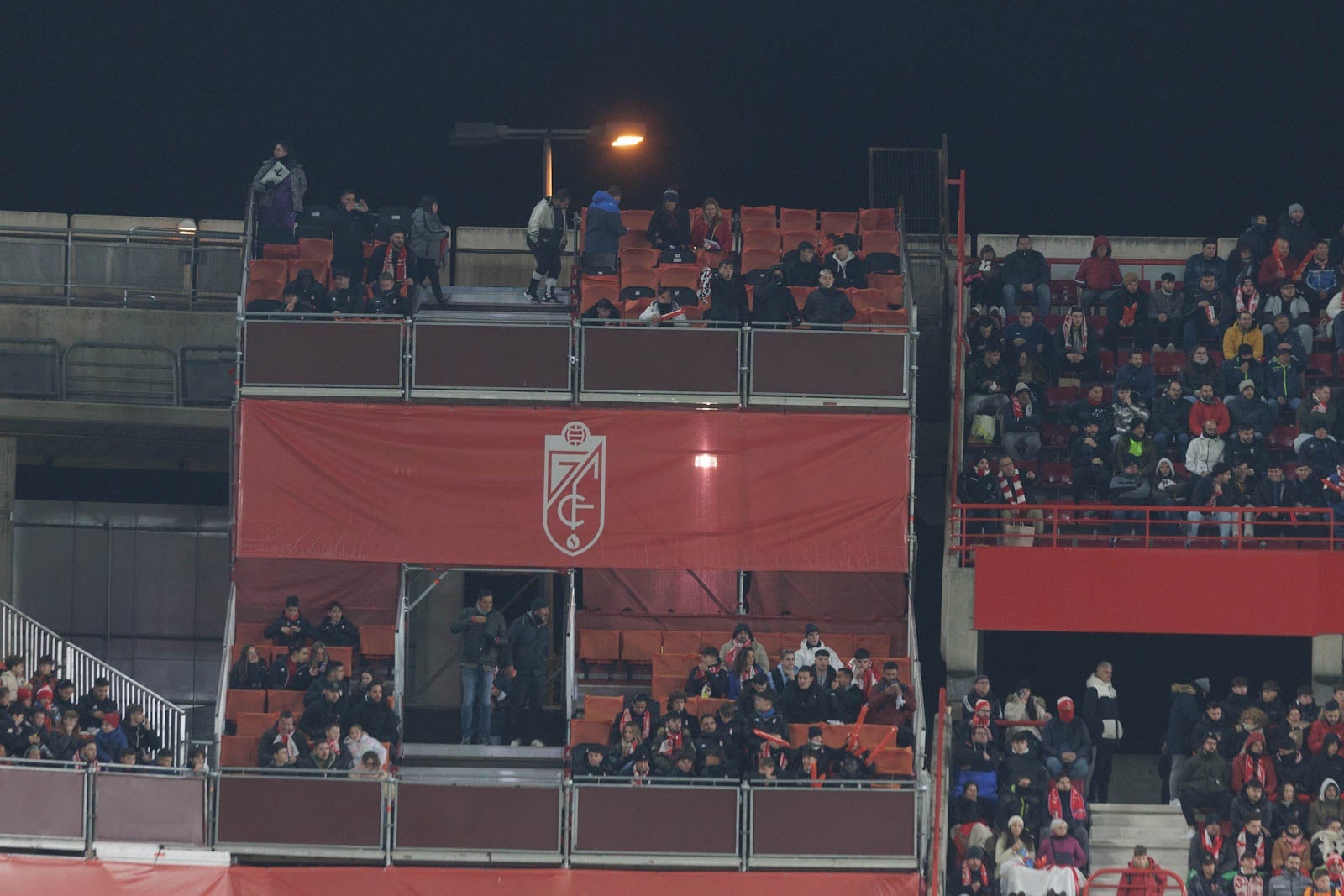 Encuéntrate en la grada en el Granada-Sevilla