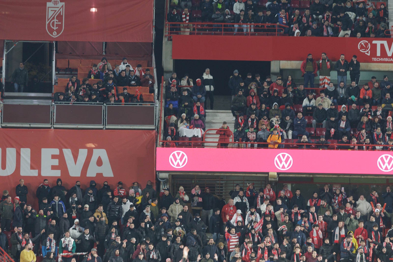 Encuéntrate en la grada en el Granada-Sevilla