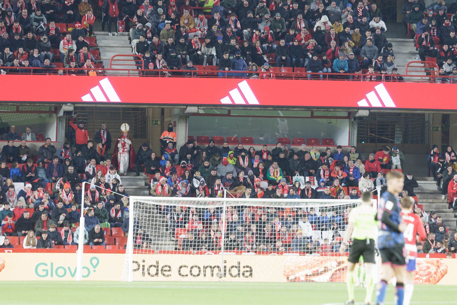Encuéntrate en la grada en el Granada-Sevilla