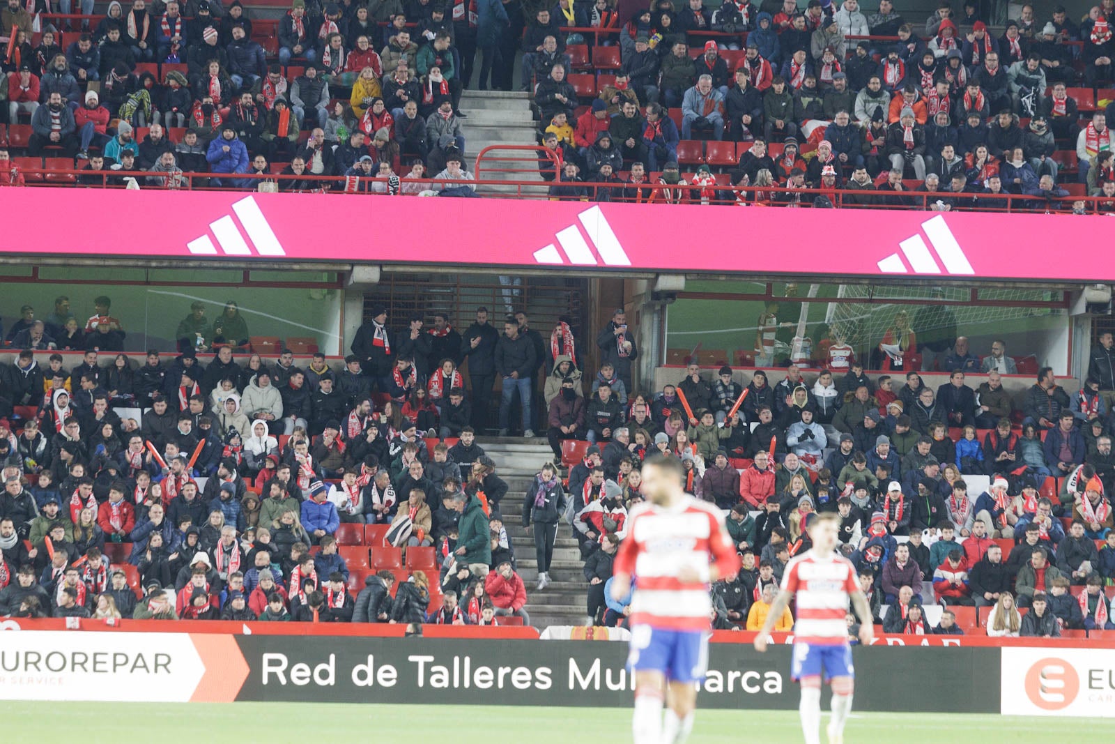 Encuéntrate en la grada en el Granada-Sevilla