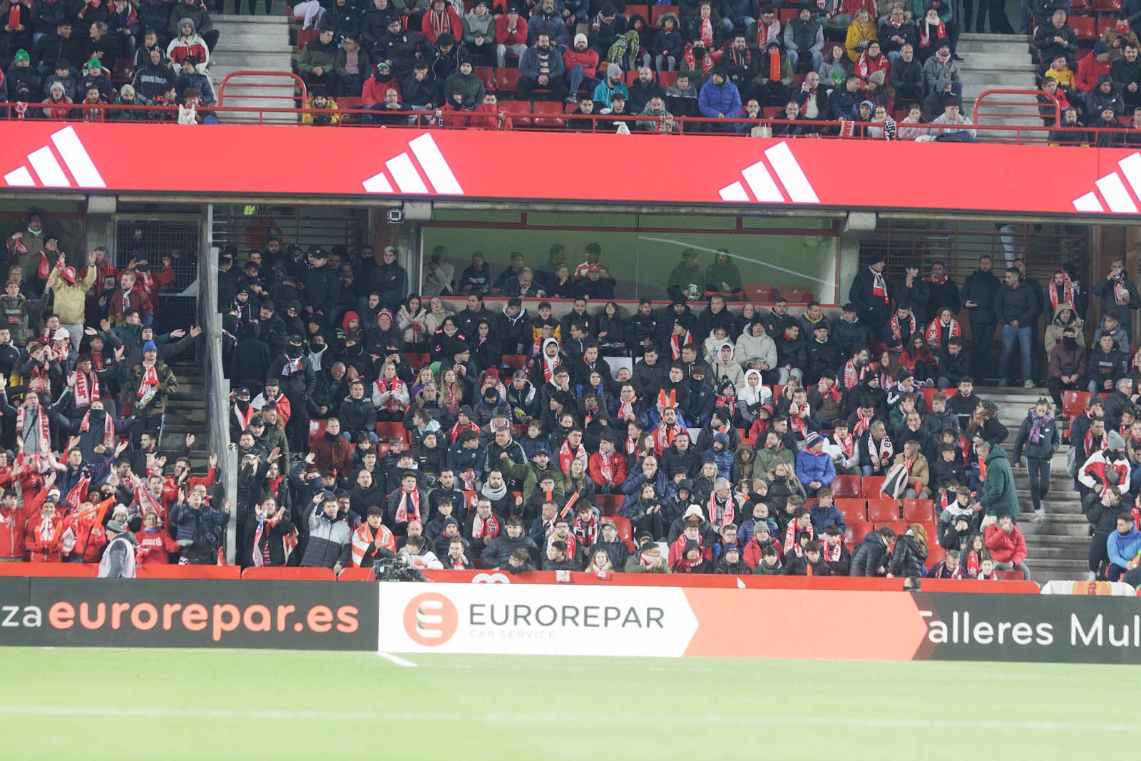 Encuéntrate en la grada en el Granada-Sevilla