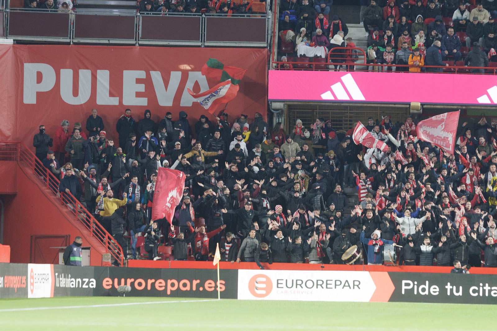 Encuéntrate en la grada en el Granada-Sevilla