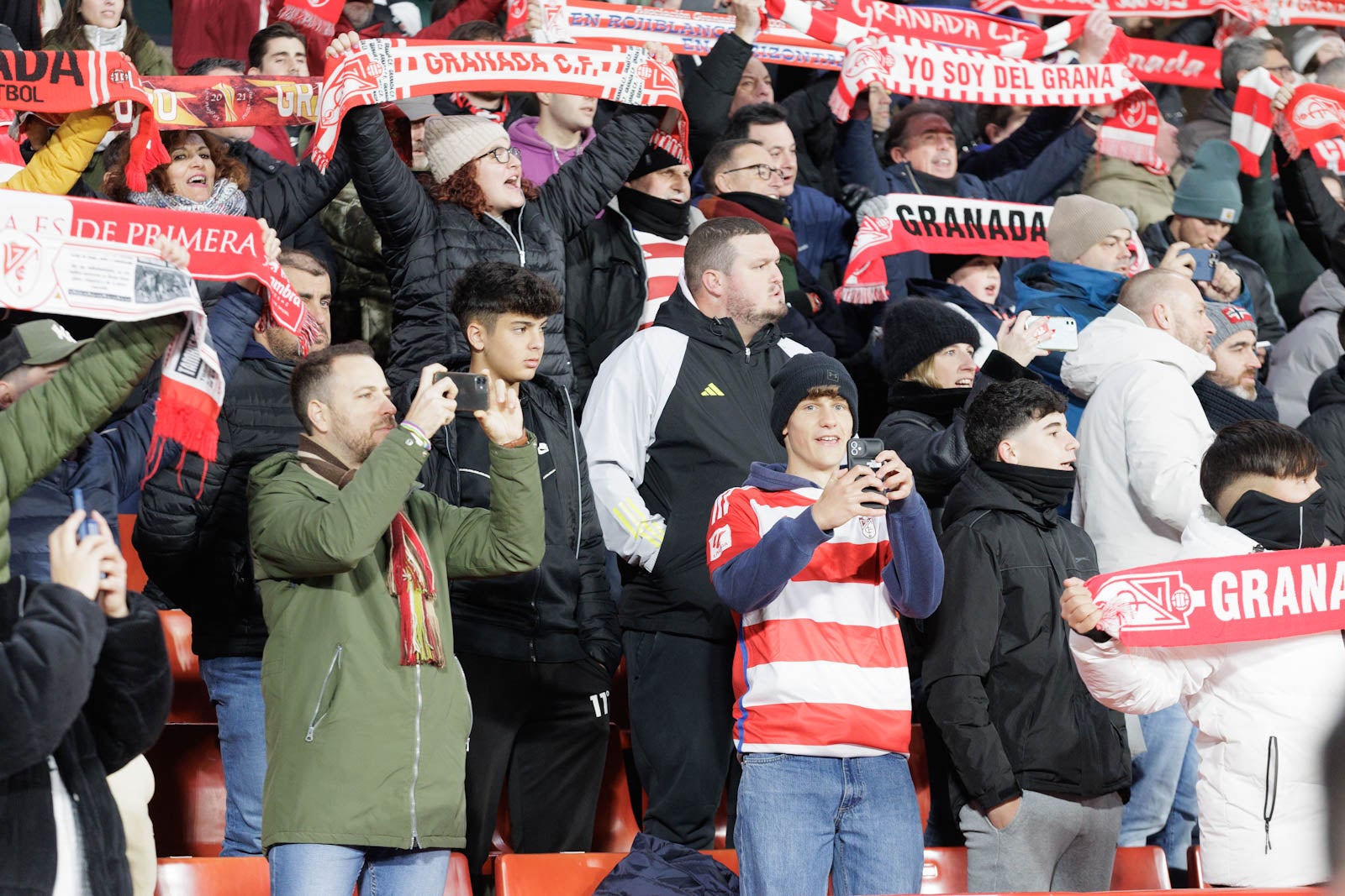 Encuéntrate en la grada en el Granada-Sevilla