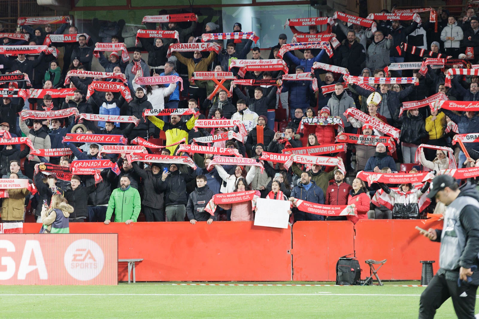 Encuéntrate en la grada en el Granada-Sevilla