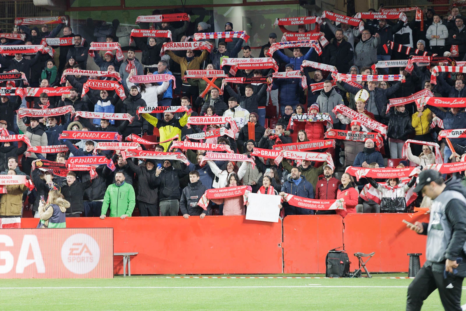 Encuéntrate en la grada en el Granada-Sevilla