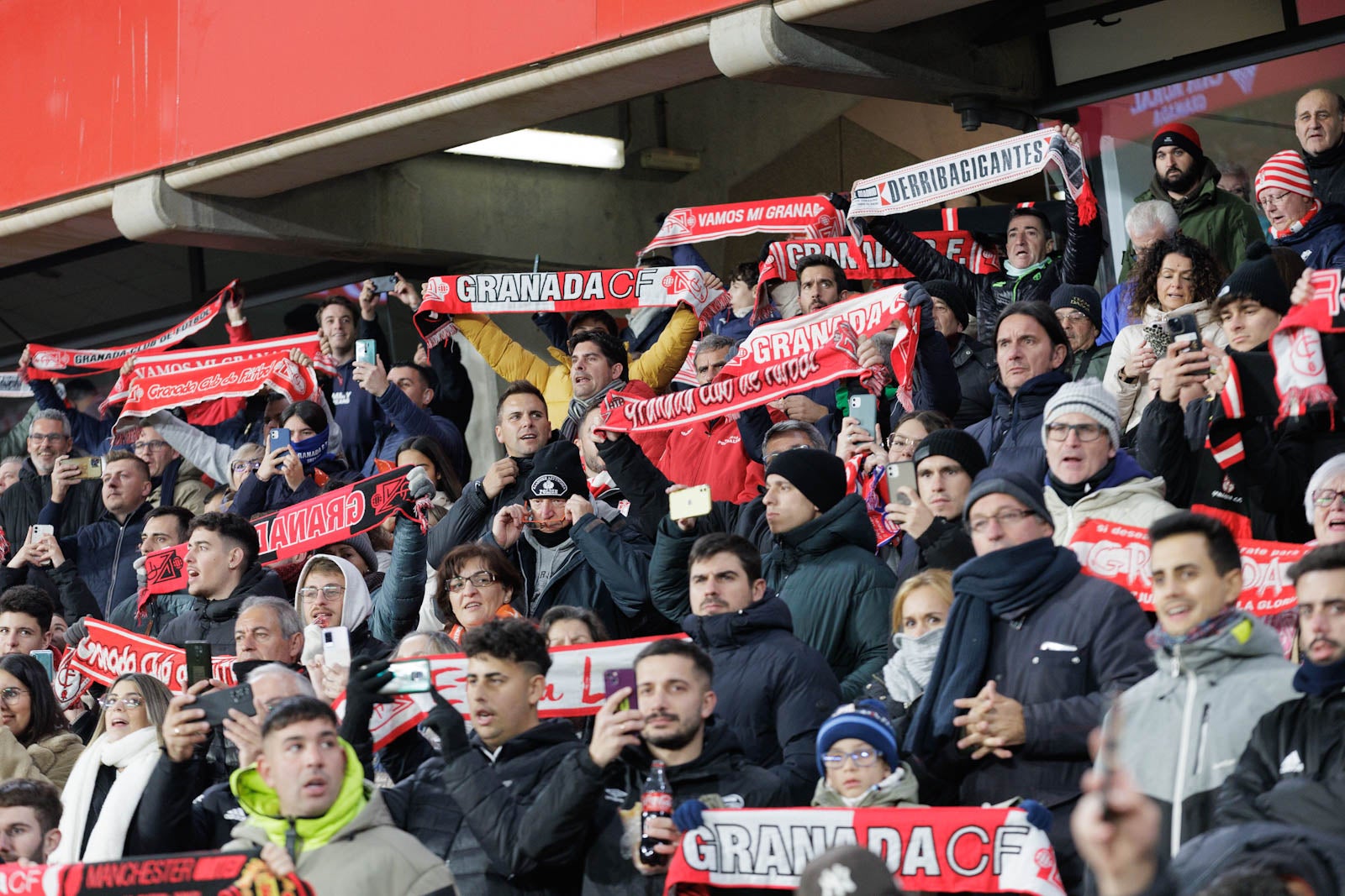 Encuéntrate en la grada en el Granada-Sevilla