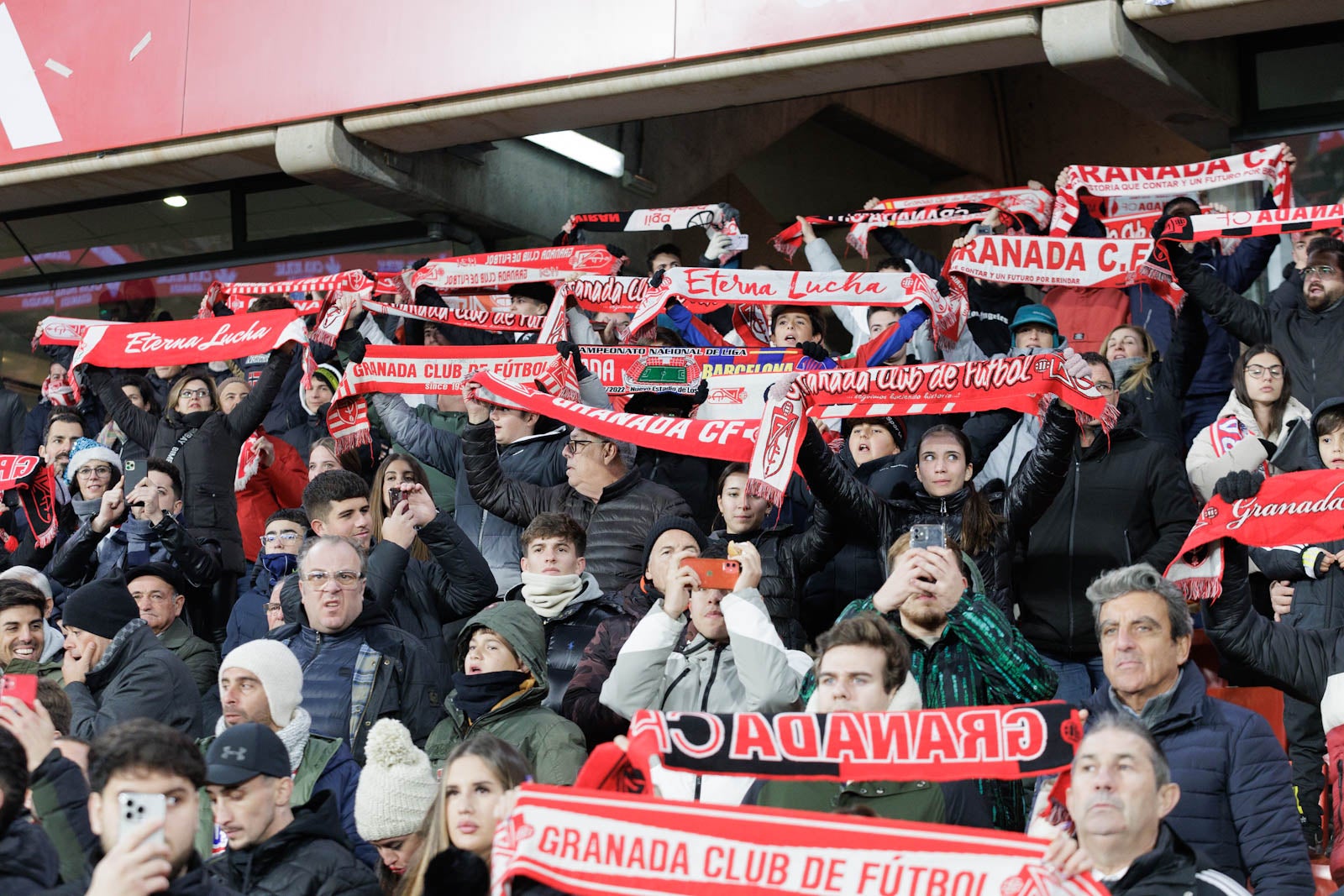 Encuéntrate en la grada en el Granada-Sevilla