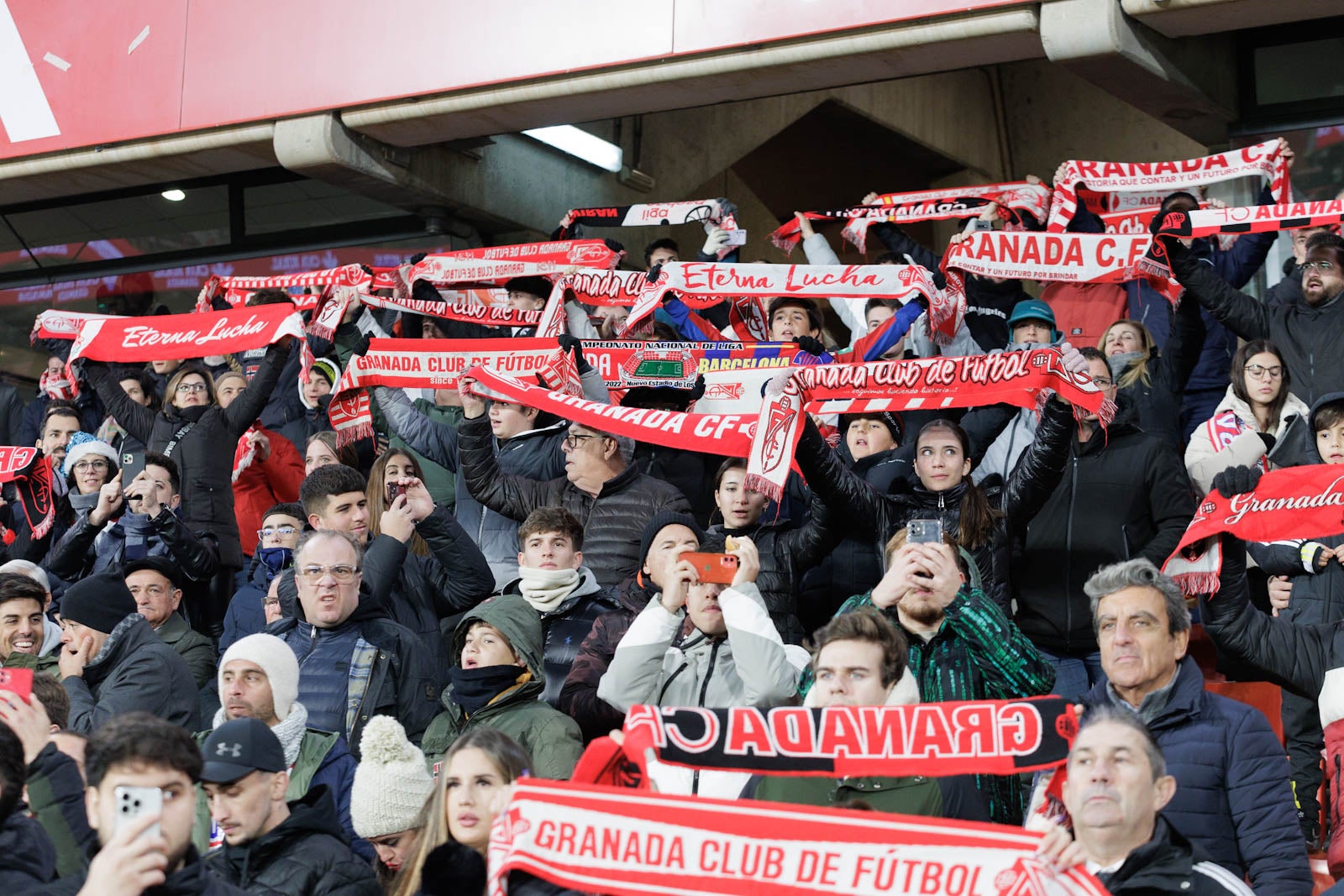 Encuéntrate en la grada en el Granada-Sevilla
