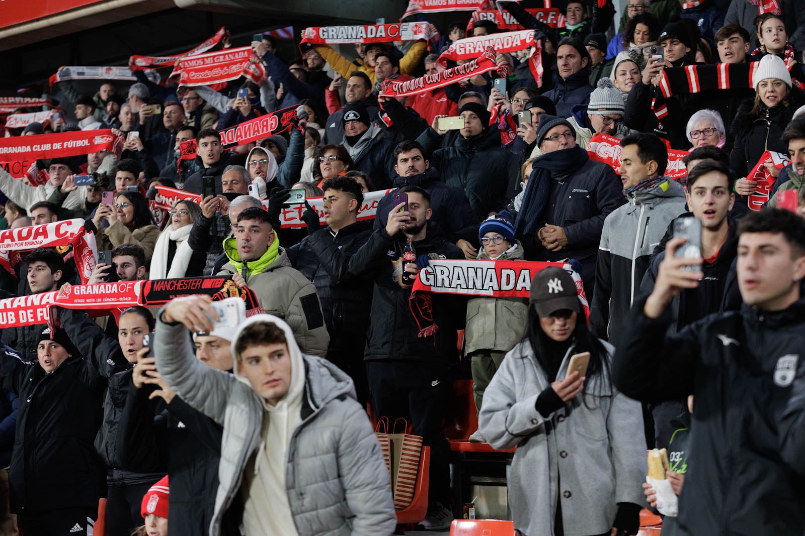 Encuéntrate en la grada en el Granada-Sevilla