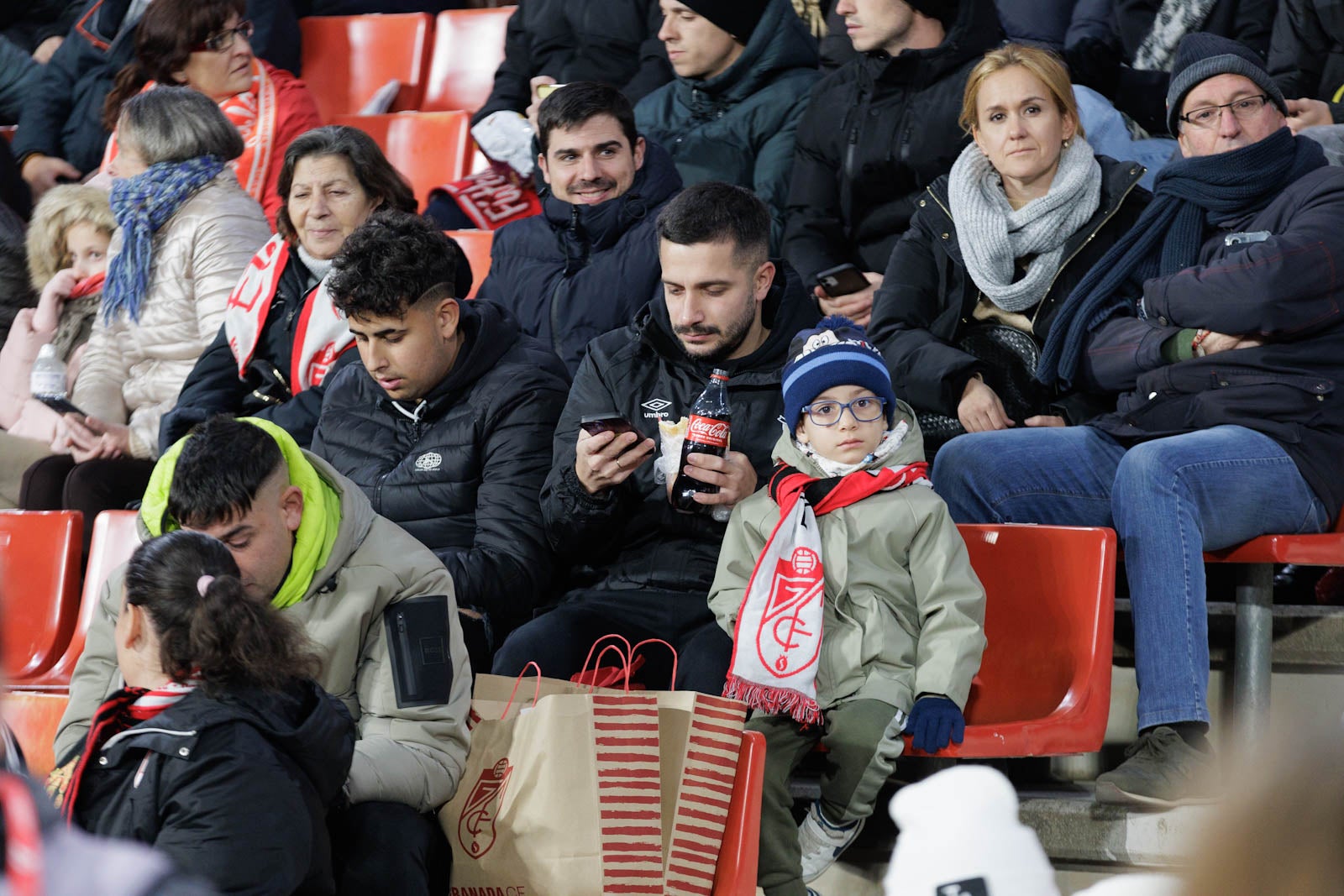 Encuéntrate en la grada en el Granada-Sevilla