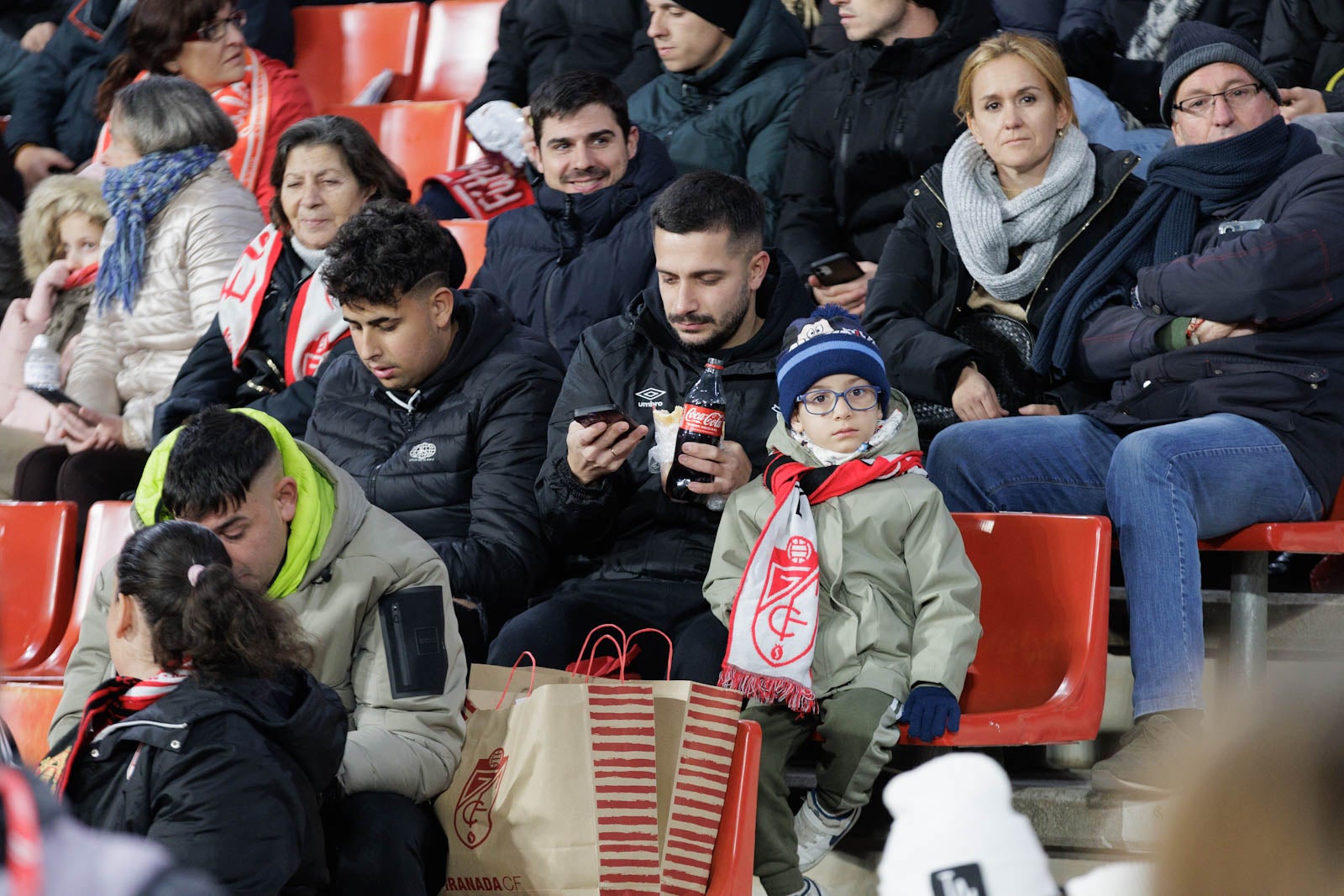 Encuéntrate en la grada en el Granada-Sevilla